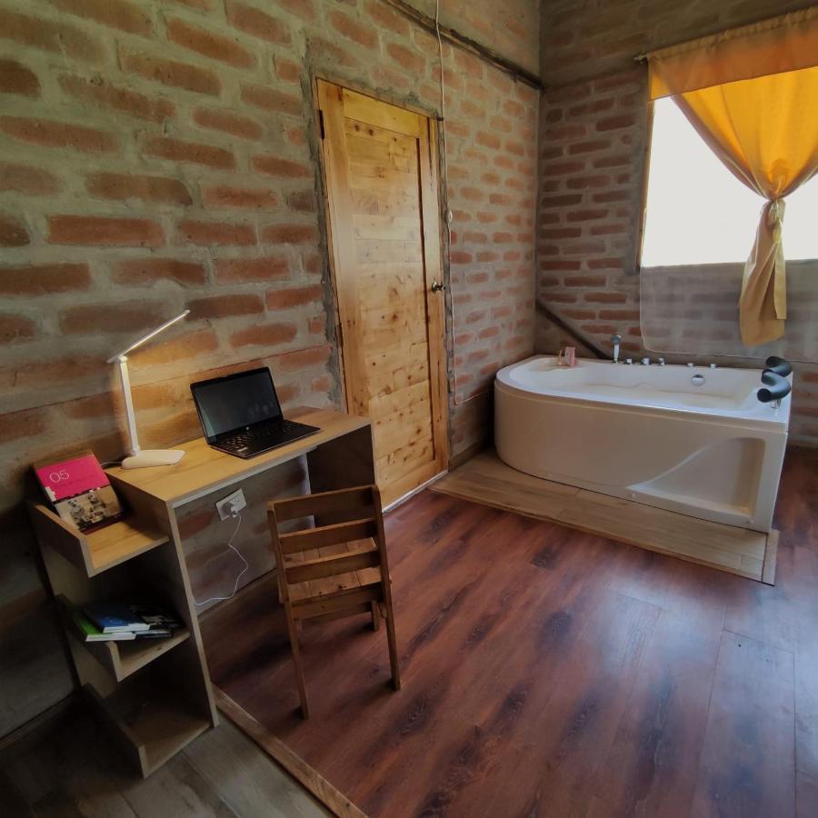 El Castillo Del Lobo Pululahua Bed & Breakfast Quito Bagian luar foto